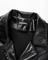 Kurze Jacke „Baddie Statement“ aus Kunstleder